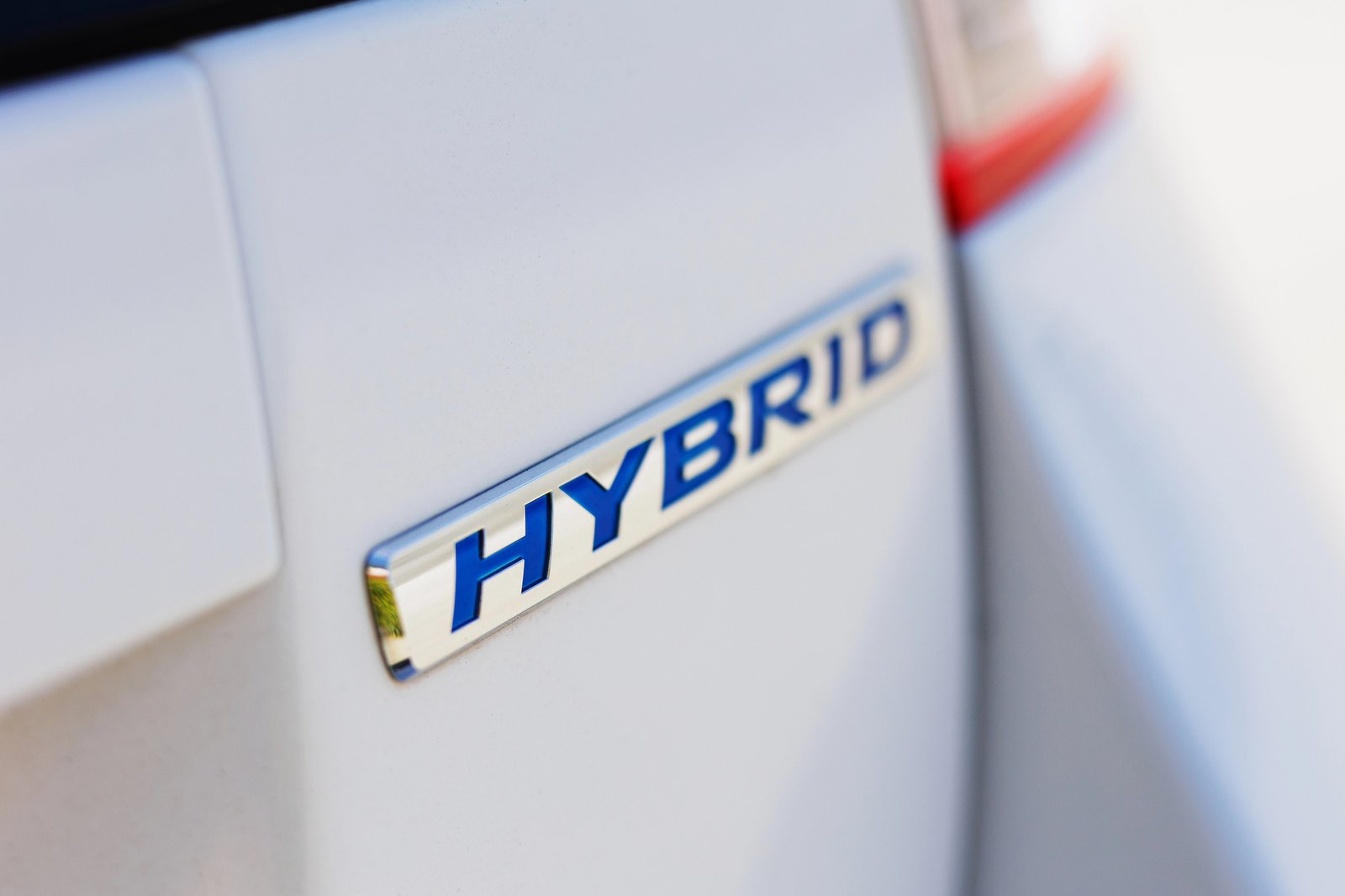 Hybrid-Schriftzug an einem Fahrzeug als Anwendungsillustration