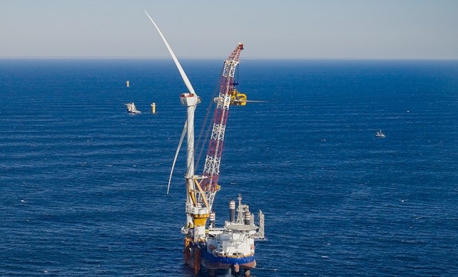 Offshore-Windkraftanlage als Symbolbild für große Permanentmagnet-Generatoren